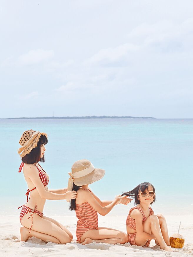 阿沁老婆和一双女儿在马尔地夫拍美照。（晴空未来提供）