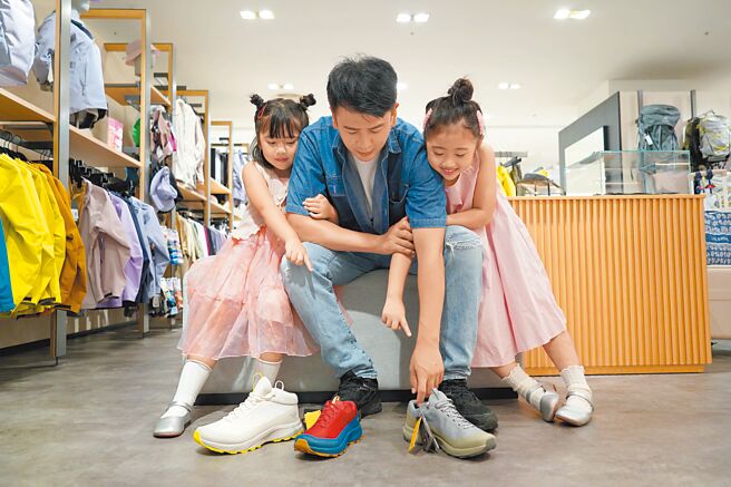 庆祝父亲节，台中大远百国际精名品推出高达8%回馈。（远百提供）