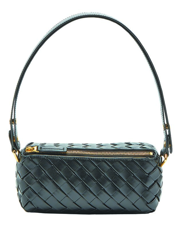台北101独家BOTTEGA VENETA KIT编织皮革肩背包，8万1900元。（台北101提供）