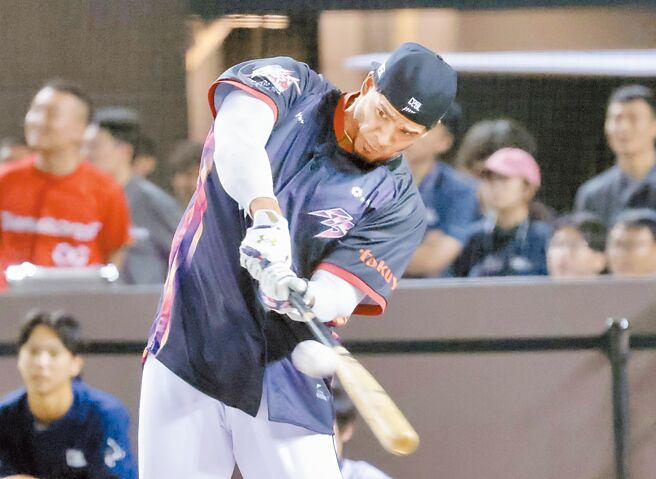 魔鹰在全垒打大赛预赛中轰出23支全垒打。（姚志平摄）