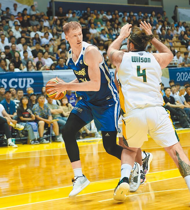 中華藍高柏鎧（左）20日貢獻14分、14籃板。（中華籃協提供）