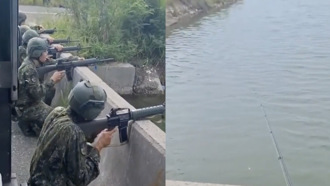 钓鱼伯目击一整排阿兵哥蹲岸边   退役中校轰：打仗变成打饭