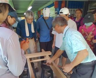 尋回六龜山林記憶 邀客家耆老現場製作複刻版木馬