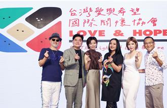 王瞳带着艾成的爱为公益献唱！和他唱〈亲密爱人〉泪崩