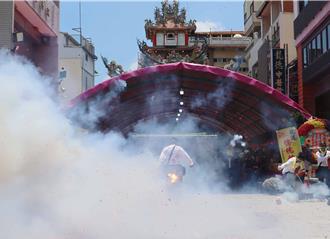 嘉義城隍夜巡邀北港媽祖祈雨 城隍爺機甲首亮相