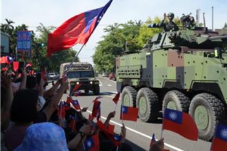 漢光首日雲豹八輪甲車偵巡  幼兒園小朋友夾道揮國旗加油