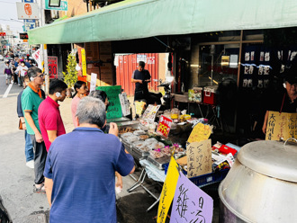 烤雞店推川普優惠！「右耳貼紗布」現折50元 民眾排隊搶買