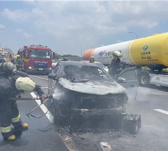 國1號瑞隆段驚魂！洗衣機掉落滾筒噴出 不慎撞上釀火燒車