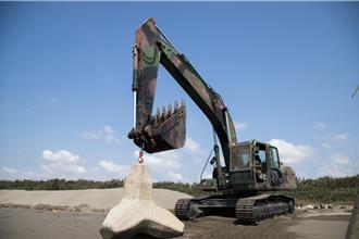 汉光40号演习！ 52工兵群大甲海滩架设阻绝设施阻敌登陆