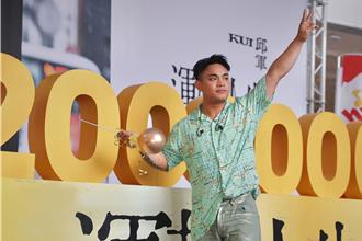 演出中竟被觀眾搶走麥克風　邱軍傻眼喊「那我要唱什麼」