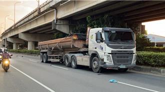 高屏大橋車禍！ 大貨車擦撞機車女騎士慘死