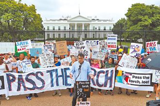換拜還不夠 范斯嗆立刻下台