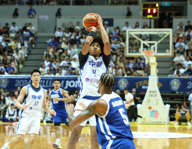 中華藍賀博（中）21日在瓊斯盃與菲律賓一戰貢獻16分，不過未能助隊收下8連勝和冠軍，賽後他哭得相當傷心。（中華籃協提供）