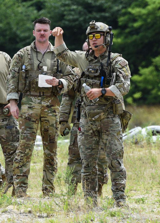  美軍地面管制人員(左）與南韓官兵合作，對空投投區與程序進行評估規劃，藉此熟悉雙方戰術、戰技與程序。（取自DVIDS網站）