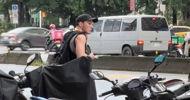 本刊读者日前台北市忠孝东路四段巧遇黄伟晋正在等车。（图／读者提供）