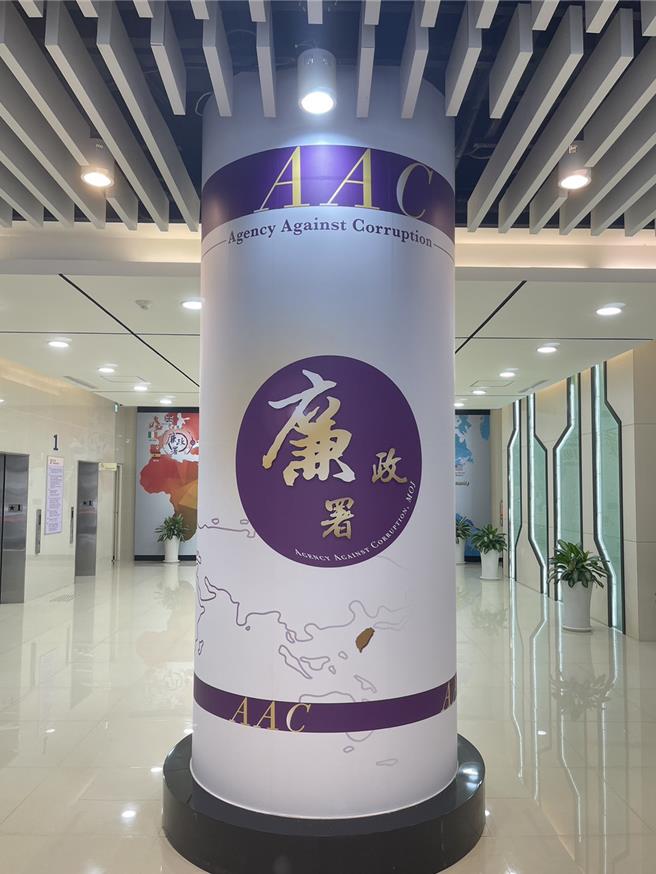 廉政署頂樑柱改裝，正面以紫、金、白三色（紫金廉）及廉政署在台灣的中英設計。(陳志賢攝)