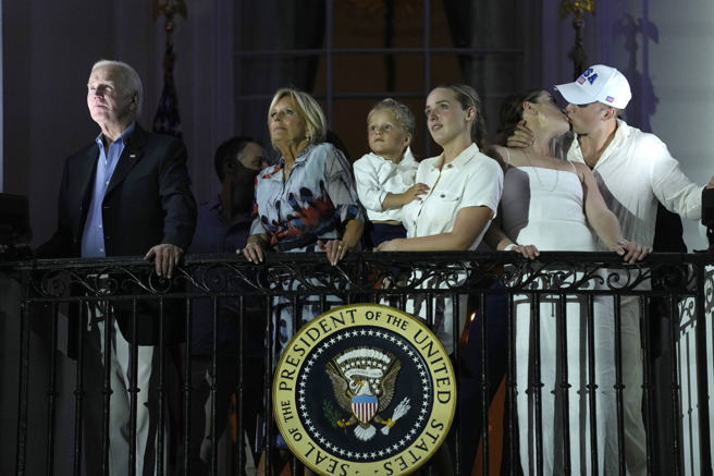 拜登退选第一夫人爱心送暖 孙女：最杰出的总统！图为拜登家族参加白宫活动照。(图/美联)