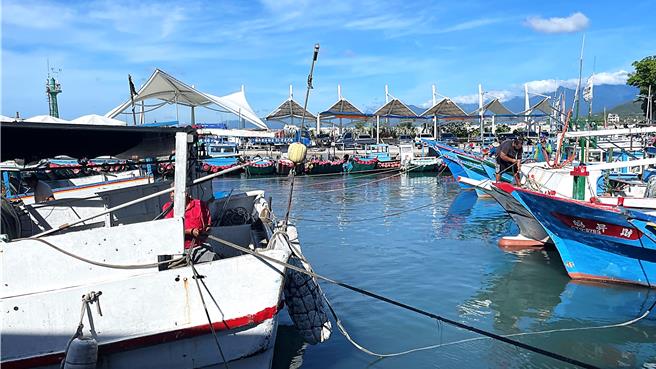 台東富岡漁港漁民使用纜繩將船隻五花大綁，避免長浪襲港造成碰撞損毀。（蕭嘉蕙攝）