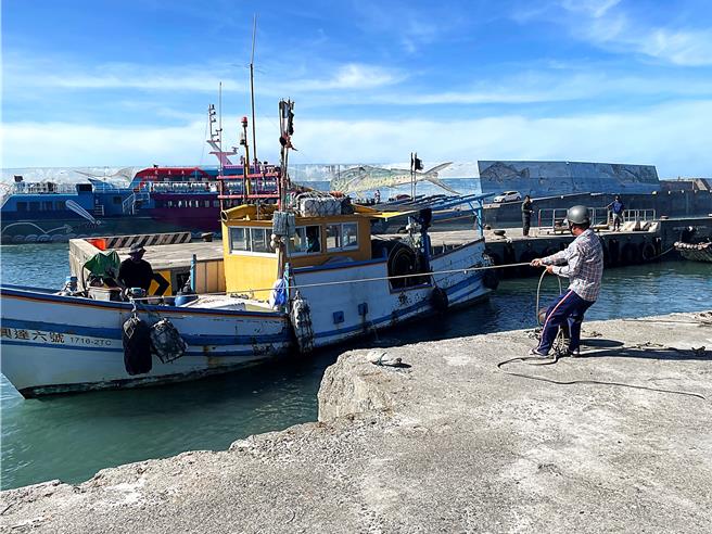 凱米颱風來勢洶洶，台東富岡漁港漁民同心協力防颱。（蕭嘉蕙攝）