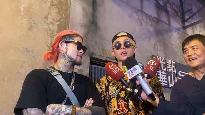 孙安佐现身拒毒反诈演唱会，左边是新经纪人、YTR网红「重读」。( 翻摄画面 )