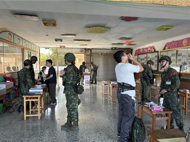 配合「同心34号演习动员召集令」，召员于今(22)日办理报到