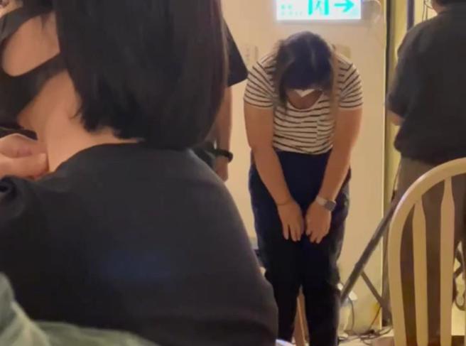 施暴教保员向家长鞠躬道歉。（家长提供）