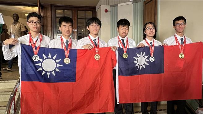 我国参加2024年第65届国际数学奥林匹亚竞赛，获2金2银2铜佳绩。代表队学生（左起）建中张庭玮、建中张齐安、雄中许孟哲、雄中李天辉、建中江恩骅、建中卓育安。（教育部提供／林志成台北传真）