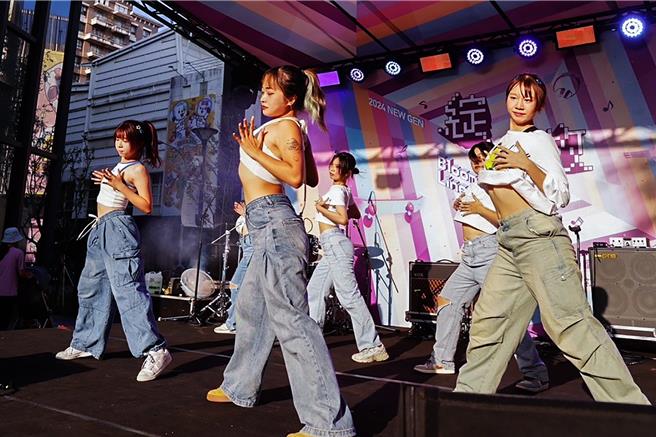 新竹县政府教育局举办《绽放线》联合展演活动，是北台最盛大的暑期校园联合成果发表，从21日下午到晚上有45组社团轮翻登场，绽放青春色彩，惊艷全场。（罗浚滨摄）