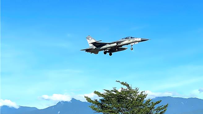 国防部「汉光40号」实兵演训首日实施战力保留，IDF战机飞越台东上空，转场进入空军志航基地。（萧嘉蕙摄）