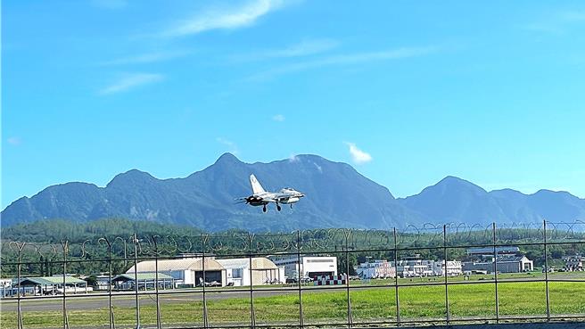 IDF战机转场进入台东空军志航基地。（萧嘉蕙摄）