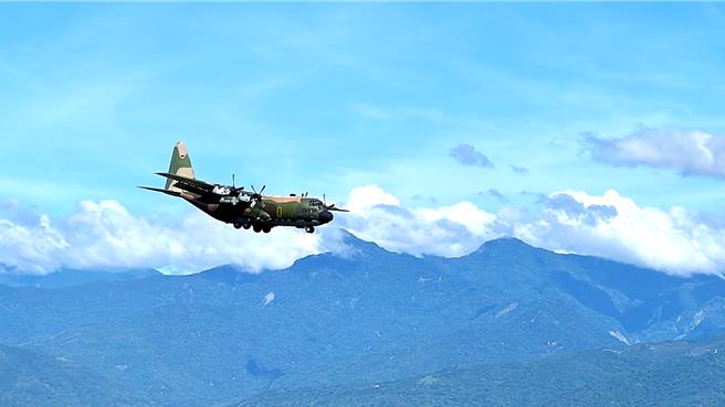 C130运输机转场进入台东空军志航基地。（萧嘉蕙摄）
