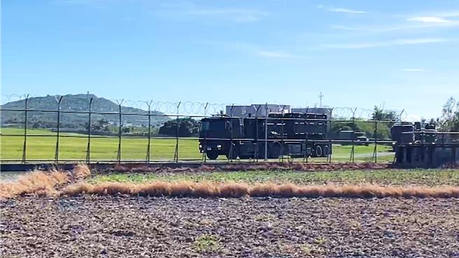 天弓飞弹及爱国者飞弹机动发射车驶入空军台东志航基地，就战术位置防守。（萧嘉蕙摄）