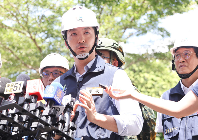 台北市長蔣萬安（前左）22日特地視察凱米颱風防颱整備作業。（陳俊吉攝）