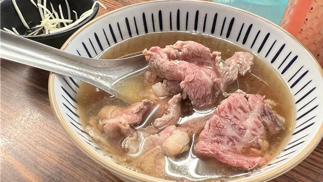 推廣台南觀光和美食，經發局規畫「台南商圈小旅行，古城時光漫步」一日商圈小旅行。圖為佳里區知名的順福土產牛肉湯。（張毓翎攝）