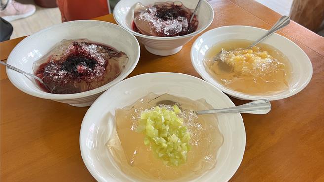 台南美食多且物美價廉，經發局長林榮川說，透過小旅行的推廣，希望讓更多人來台南吃美食和旅遊。圖為佳里區佛都愛玉店提供讓民眾體驗手洗愛玉凍。（張毓翎攝）