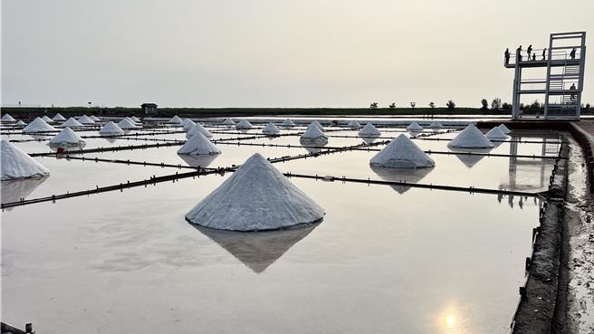 台南北門井仔腳瓦盤鹽田。（張毓翎攝）