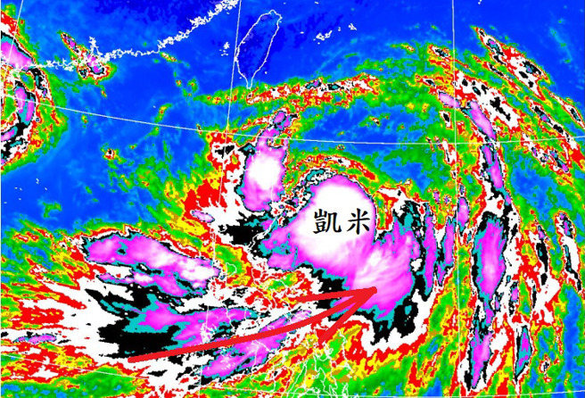 凱米和季風槽一拍即合，兩個雲系合併，造就颱風不斷增強。（中央氣象署提供）
