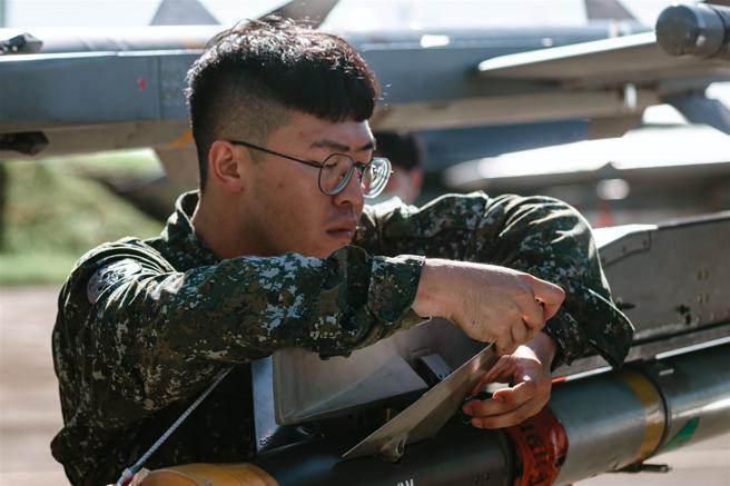 武挂分队官兵在限时内完成卸载。（记者李德威摄）