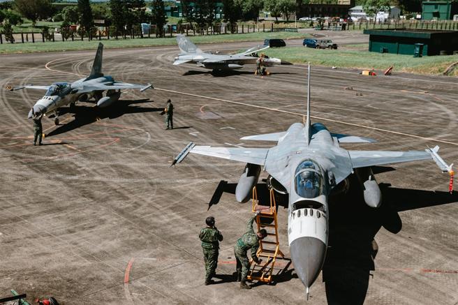 IDF战机依序将战机驶入机坪。（记者李德威摄）