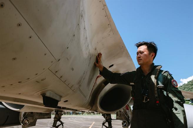 飞行后实施360度检查，确认机体性能无虞。（记者李德威摄）