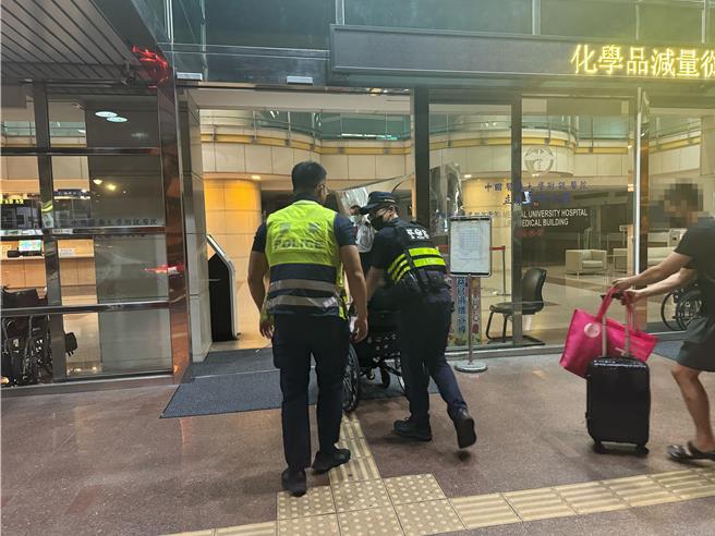 經台中太平警分局新平派出員警以巡邏車開道，順利將羊水破了的初產婦護送到醫院待產。（太平警分局提供／馮惠宜台中傳真）