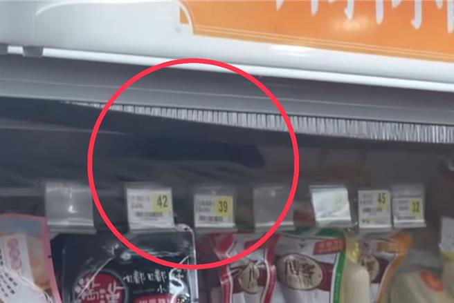 民眾在台北车站的711购物时，发现饮料陈架最上层有一只大老鼠且到处乱窜。（Threads帐号「j_h1024」提供／刘玮晴台北传真）