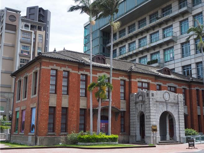 新竹市政府即日起特別以1895年到1945年間興建的場館和文化景點做為故事舞台，推出「館館探索實境解謎」－竹夢記憶系列任務包活動。圖為新竹市美術館。（陳育賢攝）
