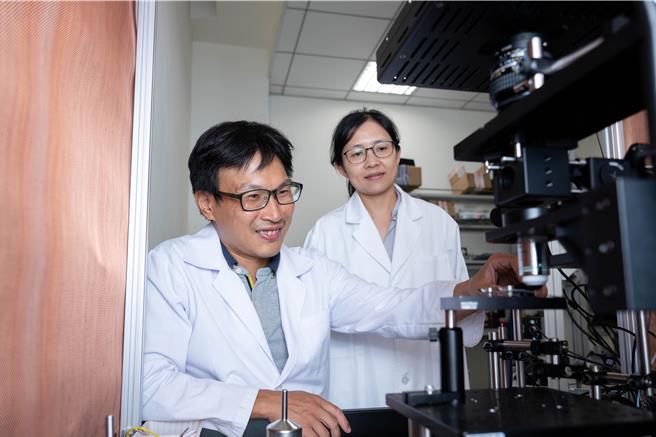 阳明交大神经科学研究所教授陈摘文（左）与林贝容观察到神经细胞的揪团行为。（阳明交大提供／林志成台北传真）