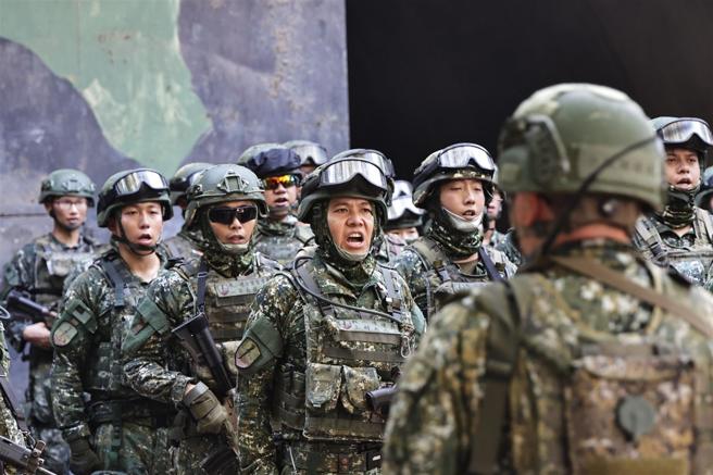 澎防部戰車營召集全營官兵實施精神動員，齊聲高喊「戰車營！勇猛頑強！」，充分展現官兵不怕苦、不怕難，勇敢果決的戰鬥精神。（記者謝承宏攝）