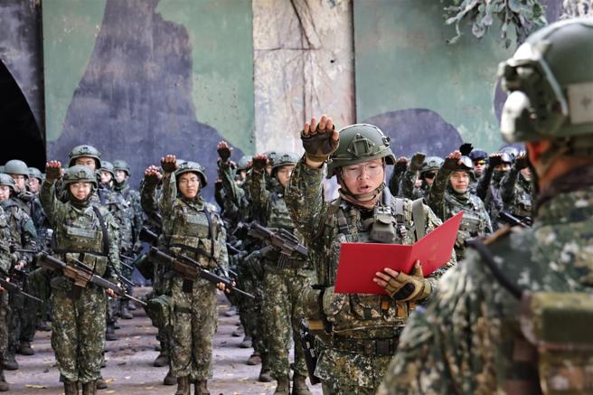 澎防部戰車營官兵進行「立功宣誓」，向國人宣示守衛家園的決心。（記者謝承宏攝）