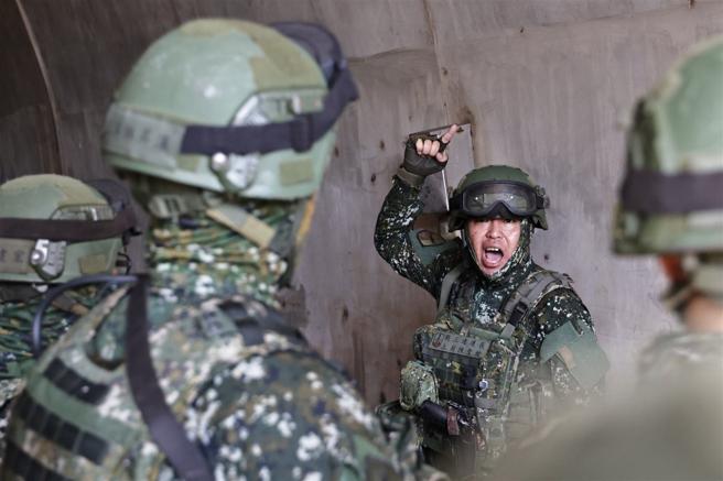 澎防部戰車營召集官兵實施精神動員，全體齊聲高喊「戰車營！勇猛頑強！」，充分展現官兵不怕苦、不怕難，勇敢果決的戰鬥精神。（記者謝承宏攝）