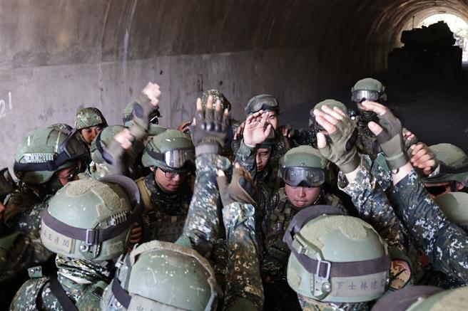 澎防部戰車營官兵齊聲高喊「戰車營！勇猛頑強！」，充分展現官兵不怕苦、不怕難，勇敢果決的戰鬥精神。（記者謝承宏攝）