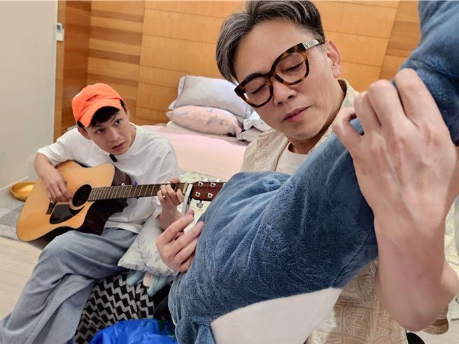 詹惟中（右）到黄镫辉家作客。（我在娱乐提供）