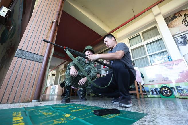 召員於報到時實施專長鑒定，由幹部判定區分生手、半熟手及熟手。以利後續訓練遂行。（記者黃迪明攝）